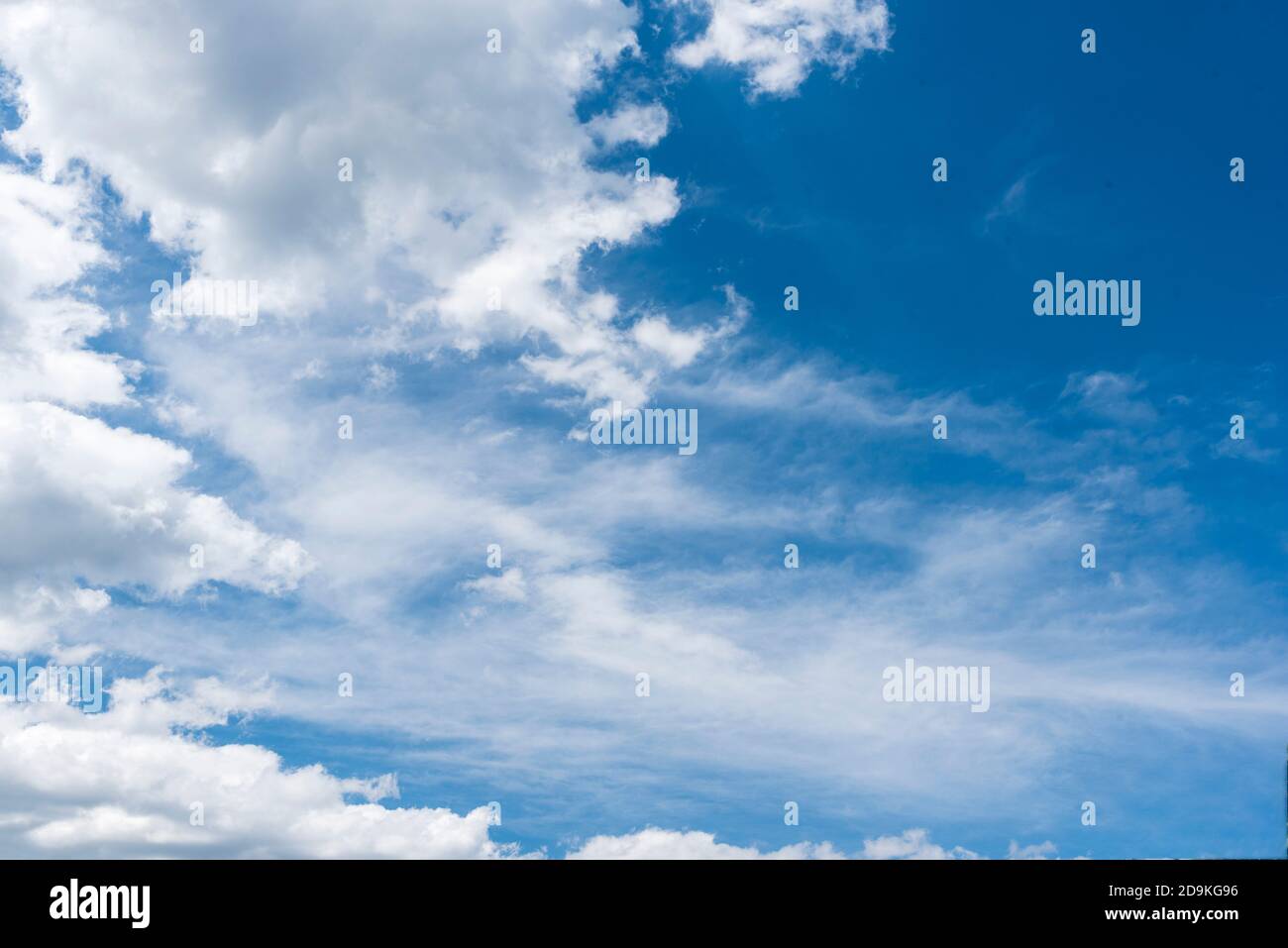 Weiche Wolken über einem strahlend blauen Himmel Stockfoto