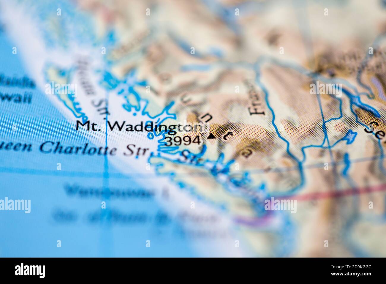 Geringe Schärfentiefe Fokus auf geografische Kartenposition von Mount Waddington in Kanada Nordamerika Kontinent auf Atlas Stockfoto