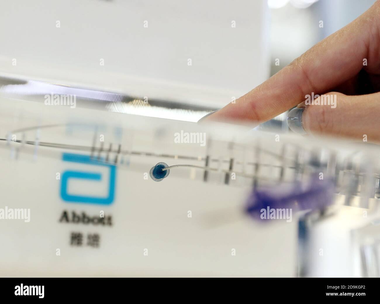 Shanghai. November 2020. Das Foto vom 5. November 2020 zeigt ein Medizinprodukt für die Behandlung angeborener Herzerkrankungen auf dem Ausstellungsgelände Medical Equipment and Healthcare Products während der dritten China International Import Expo (CIIE) in Shanghai, Ostchina. Mehr als 300 Aussteller werden angezogen, um ihre Produkte auf der Messe für medizinische Geräte und Gesundheitsprodukte zu präsentieren, darunter über 70 Unternehmen, die weltweit die Top 500 Unternehmen und Branchenführer sind. Quelle: Liu Ying/Xinhua/Alamy Live News Stockfoto