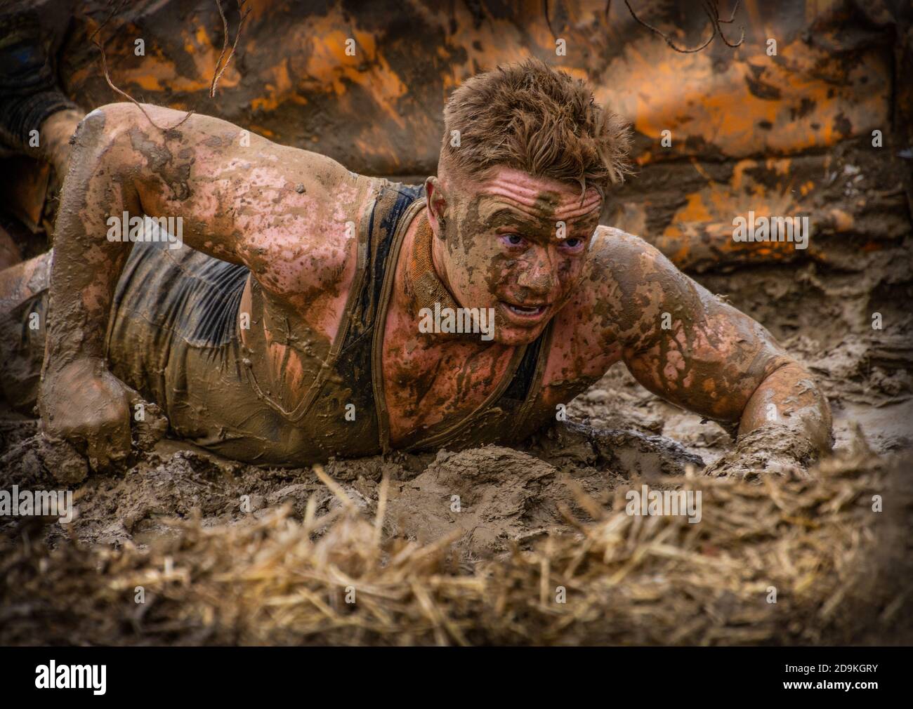 Mud Warrior Kampf gegen den "Elektroschock" bei Tough Mudder Wettbewerb Stockfoto