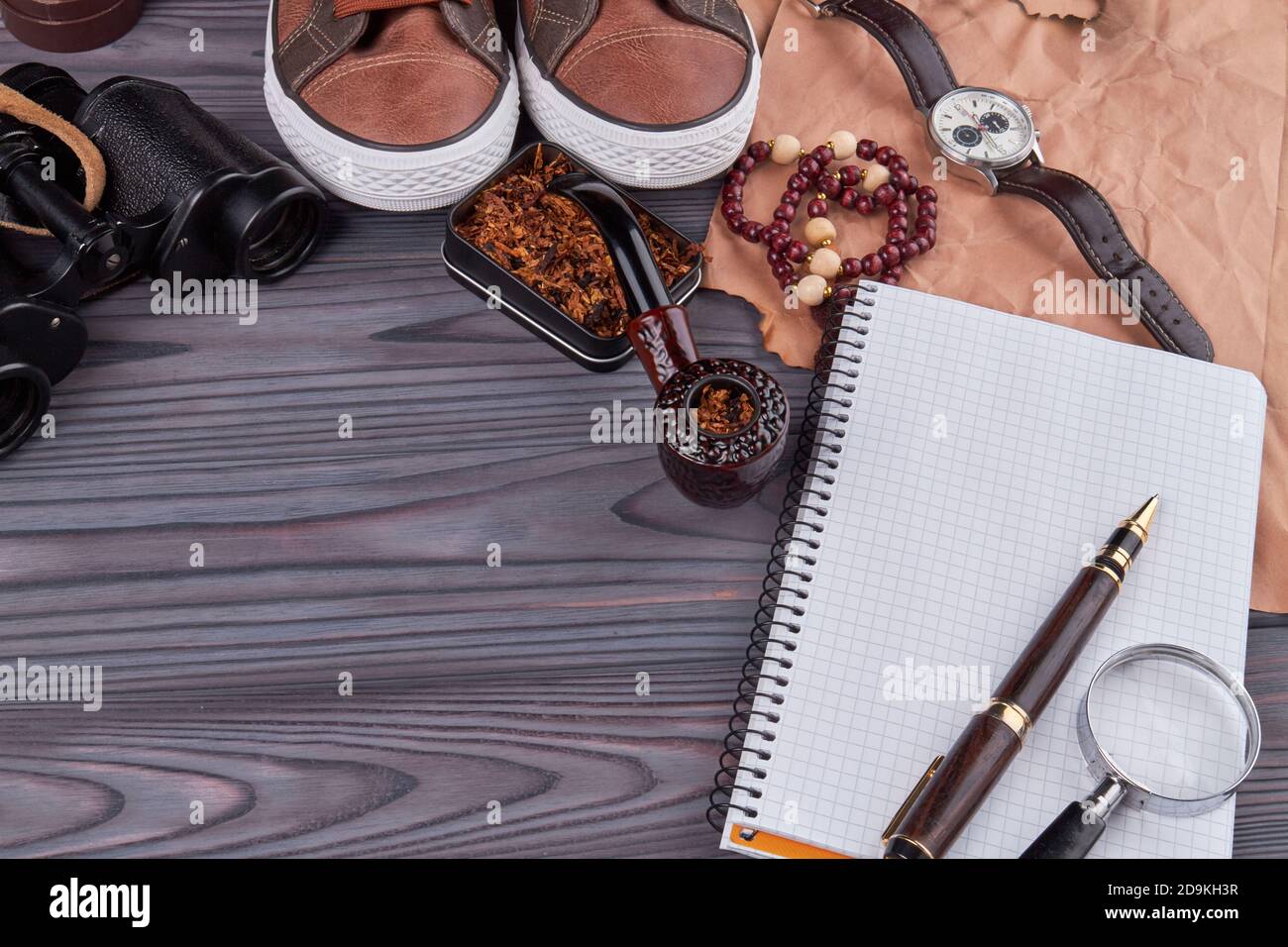 Leerer Notizblock mit Stift und Glaslupe. Stockfoto