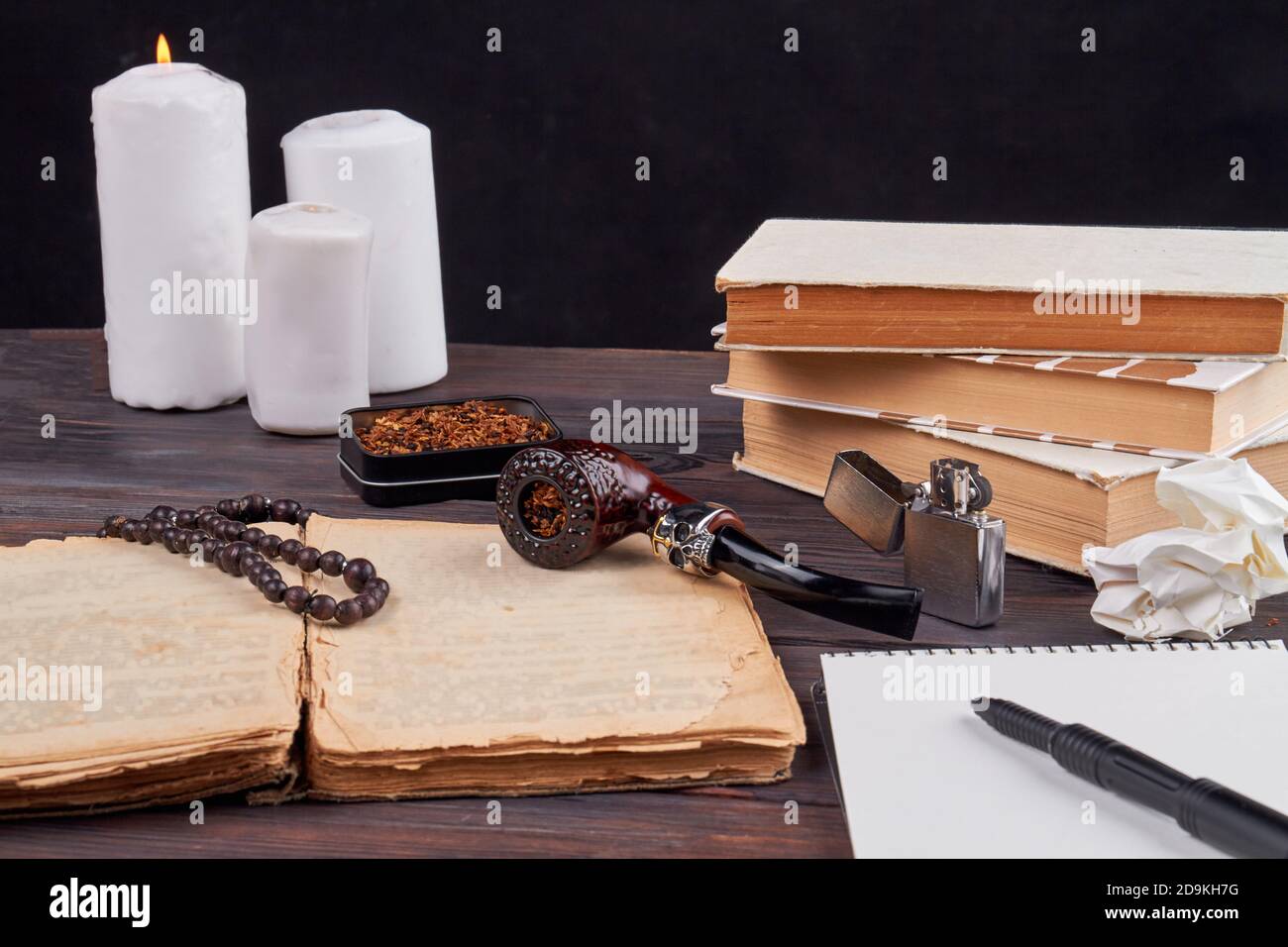 Stillleben Komposition Bücher mit Pfeife und Kerzen. Stockfoto