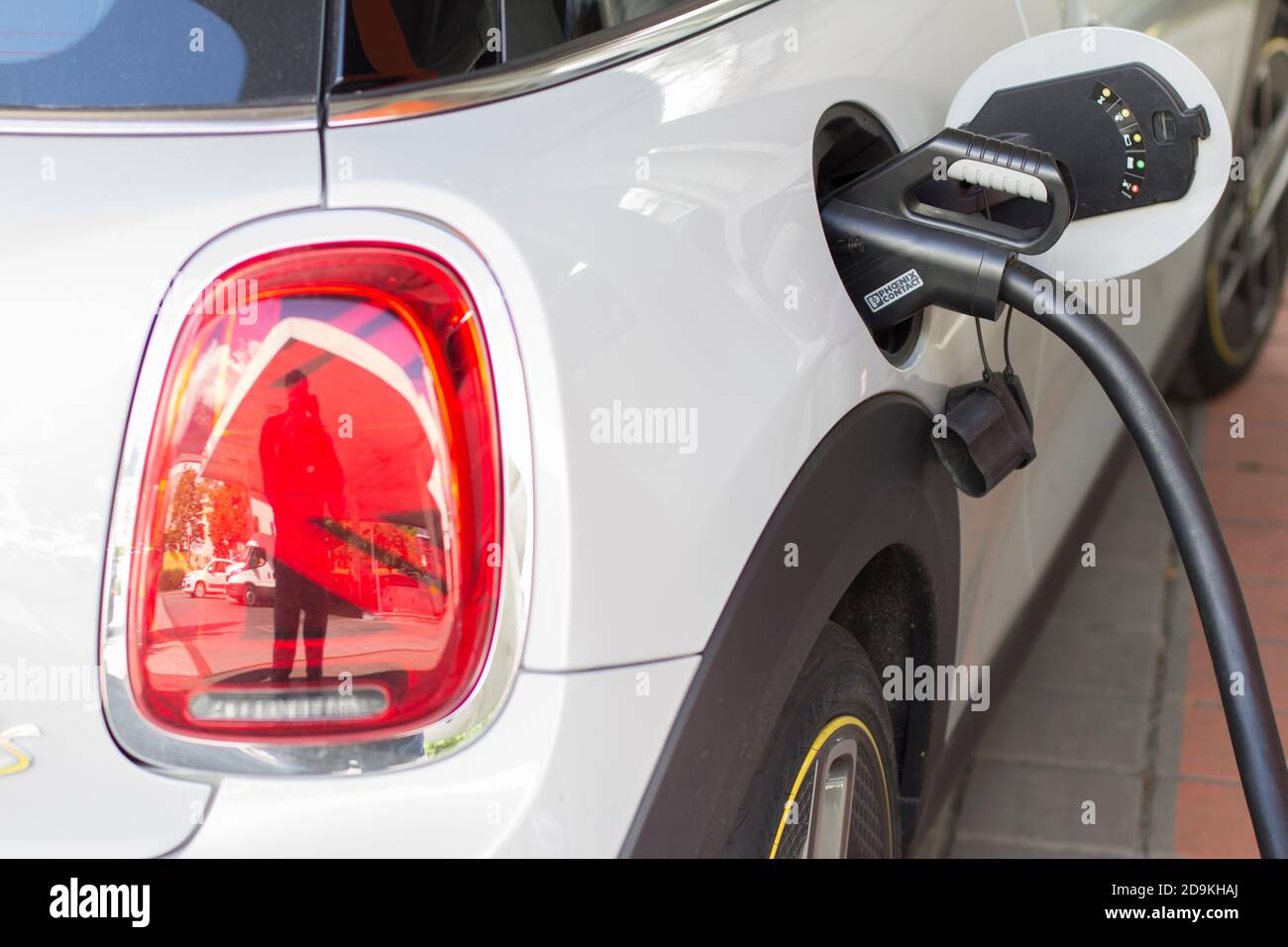 An der Ladestation mit dem elektrischen Mini Cooper SE Stockfoto