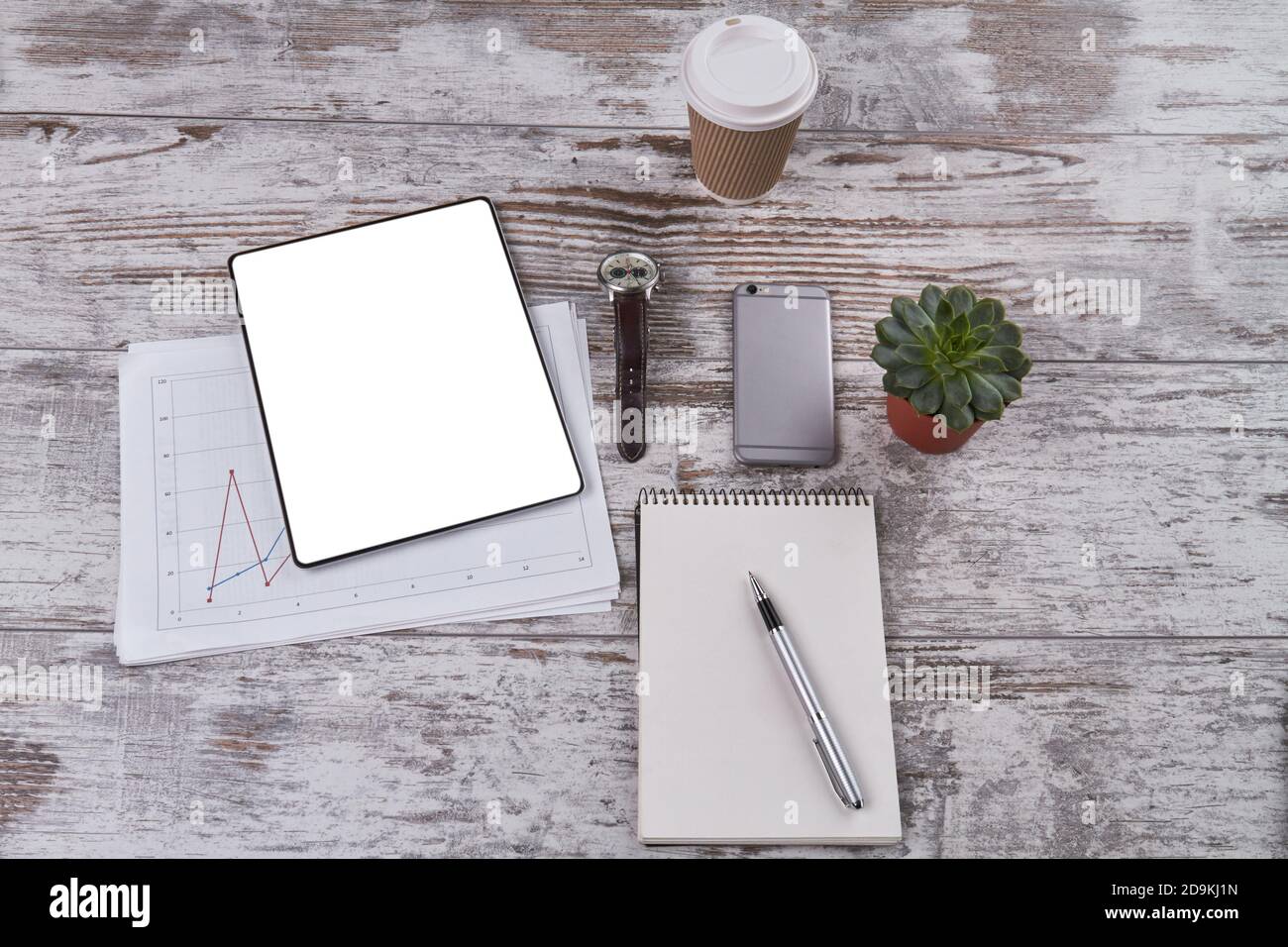 Leeres Tablett und Notizblock für den Kopierbereich. Stockfoto