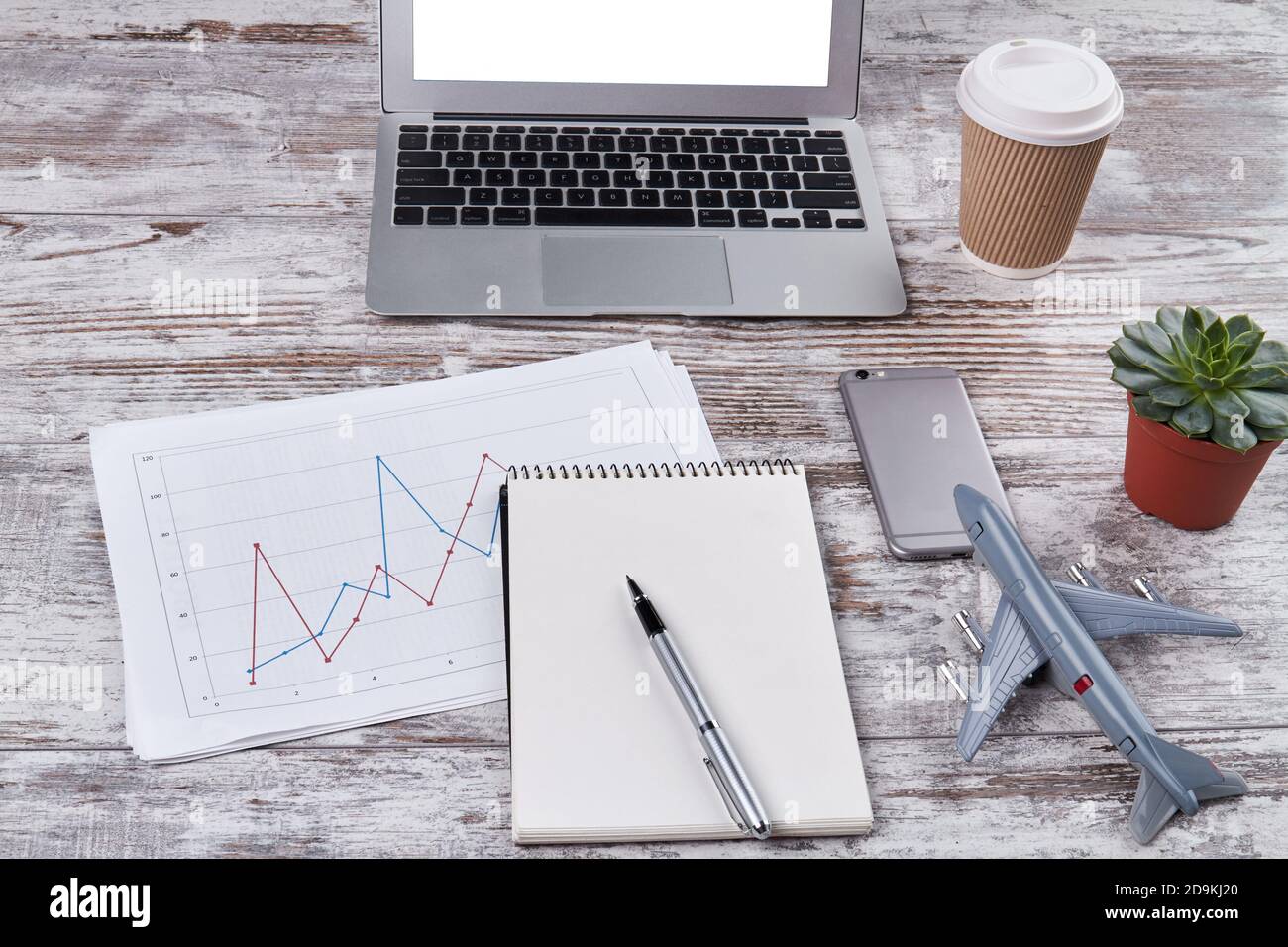 Leerer Notizblock mit Stift und Schreibtischland. Stockfoto