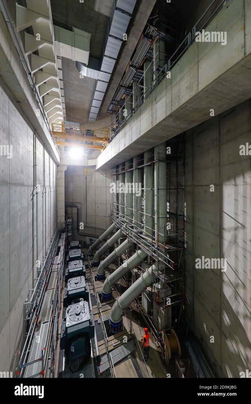 Oberhausen, Ruhrgebiet, Nordrhein-Westfalen, Deutschland, Emscher-Umbau, Neubau des Emscher-AKE-Kanals, hier der Neubau des Pumpwerks Oberhausen, Installation der Motoren für Pumpen, die künftig 16,000 Liter Abwasser pro Minute fördern werden, Der ökologische Umbau des Emscher-Systems besteht aus dem Bau einer zentralen Abwasserreinigungsanlage im Ruhrgebiet, dem Bau von Kanalisation und der Renaturierung der Emscher und ihrer Nebenflüsse. Stockfoto