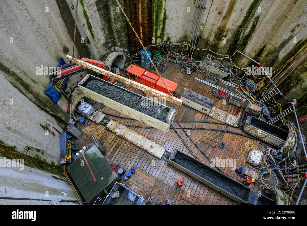 Oberhausen, Ruhrgebiet, Nordrhein-Westfalen, Deutschland, Emscher-Umbau, Neubau des Emscher-AKE-Kanals, Tunnelfahrt im Tubbing-Verfahren am Schacht 26, Doppelrohrsystem, DN 2600, Arbeitsprozesse im Schacht während der Fahrt, Der ökologische Umbau des Emscher-Systems besteht aus dem Bau einer zentralen Kläranlage im Ruhrgebiet, dem Bau von Kanalisation und der Renaturierung der Emscher und ihrer Nebenflüsse. Stockfoto