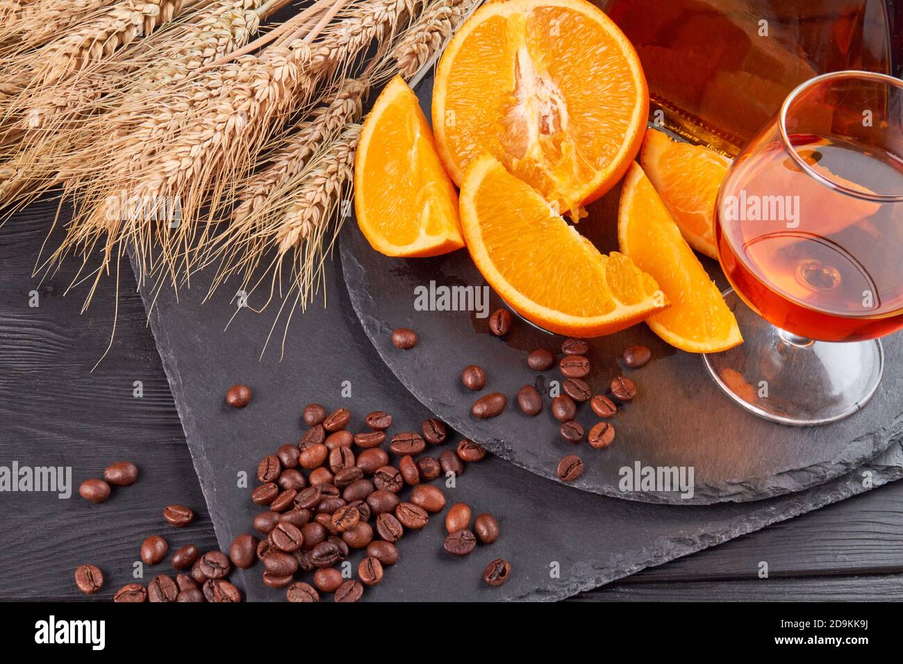 Blick von oben auf Kaffeebohnen und ein Glas Brandy. Stockfoto