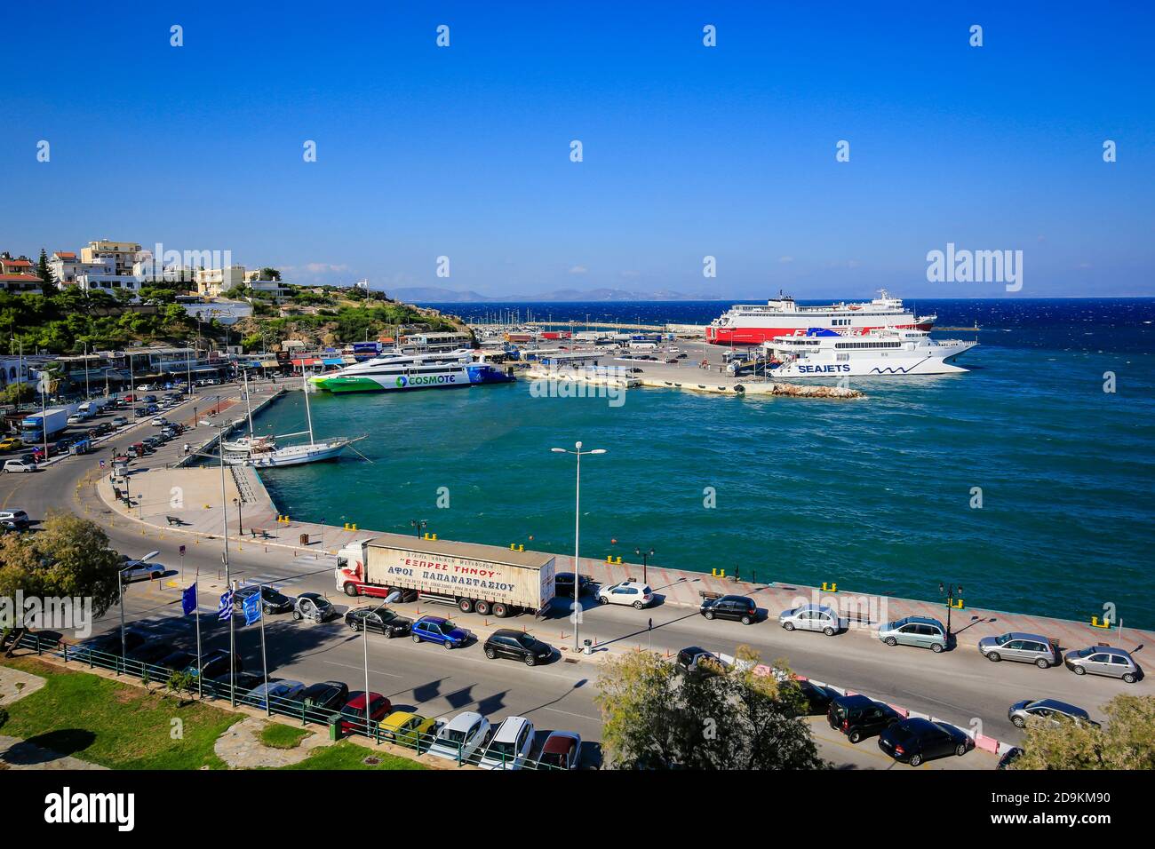 Rafina, Attica, Griechenland - Fähren der Seajets und Fast Ferries Linien warten im Hafen von Rafina auf die Überfahrt zu den Kykladen-Inseln. Stockfoto
