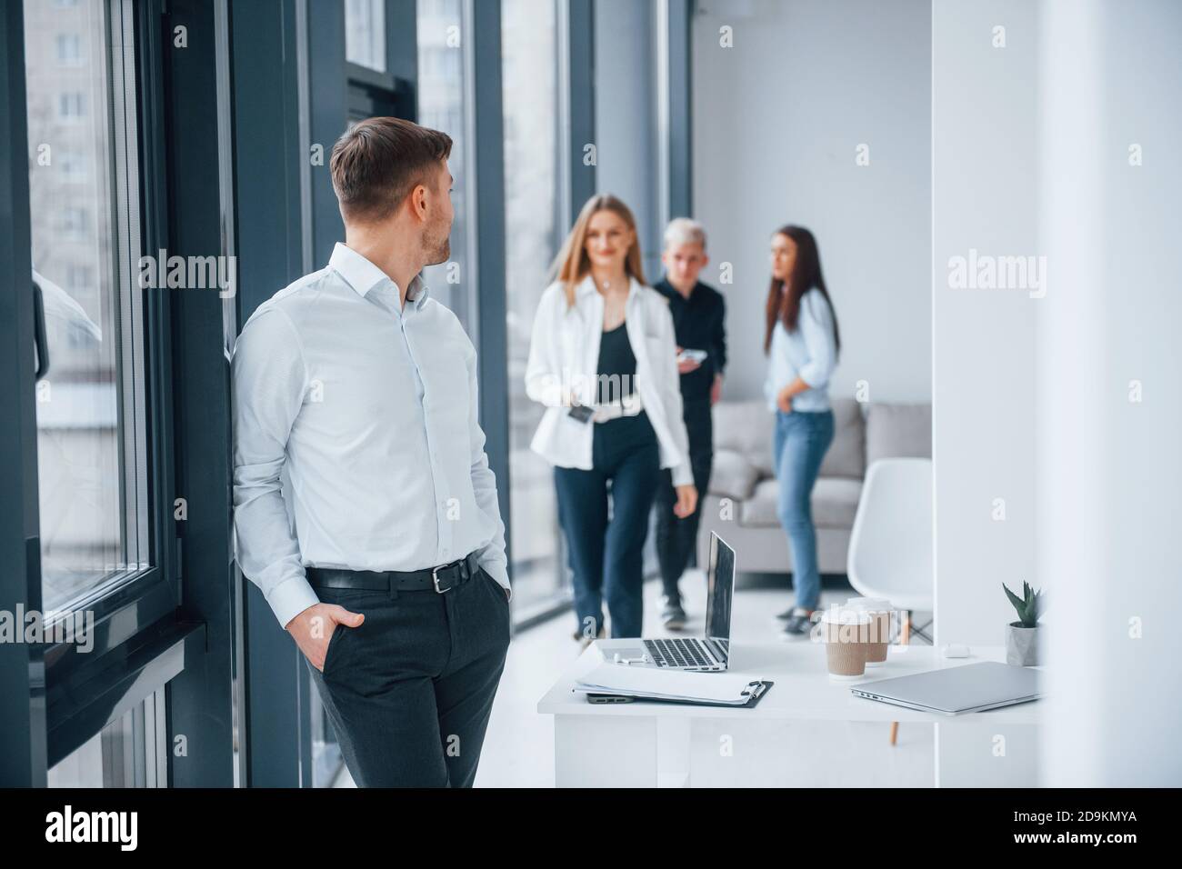 Gruppe von jungen erfolgreichen Team, dass die Arbeit und Kommunikation zusammen Innenräume im Büro Stockfoto
