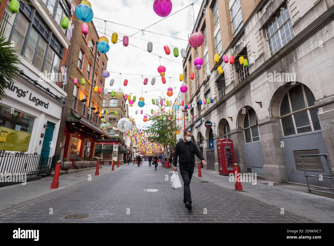 London, Großbritannien. November 2020. Ein ruhiges Chinatown am 2. Tag des zweiten Tages der Sperre in England, die von der britischen Regierung auferlegt wurde. Die Beschränkungen werden voraussichtlich bis zum 2. Dezember andauern, um die Ausbreitung der laufenden Coronavirus-Pandemie zu kontrollieren. Kredit: Stephen Chung / Alamy Live Nachrichten Stockfoto