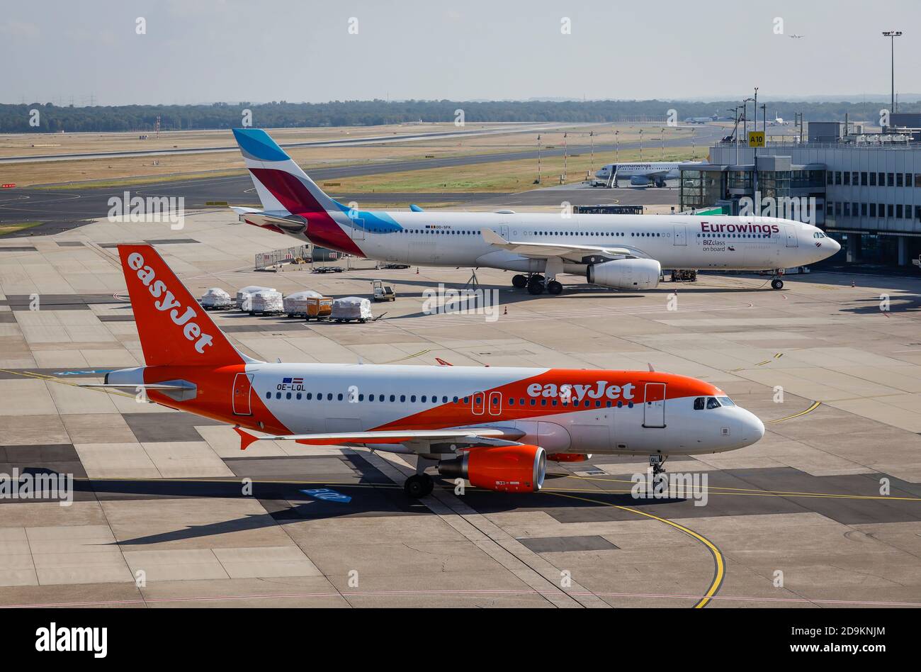 Düsseldorf, Nordrhein-Westfalen, Deutschland, easyJet-Flugzeug nach der Landung auf dem Weg zum Gate, Düsseldorf International Airport, DUS, hinter einer Eurowings. Stockfoto