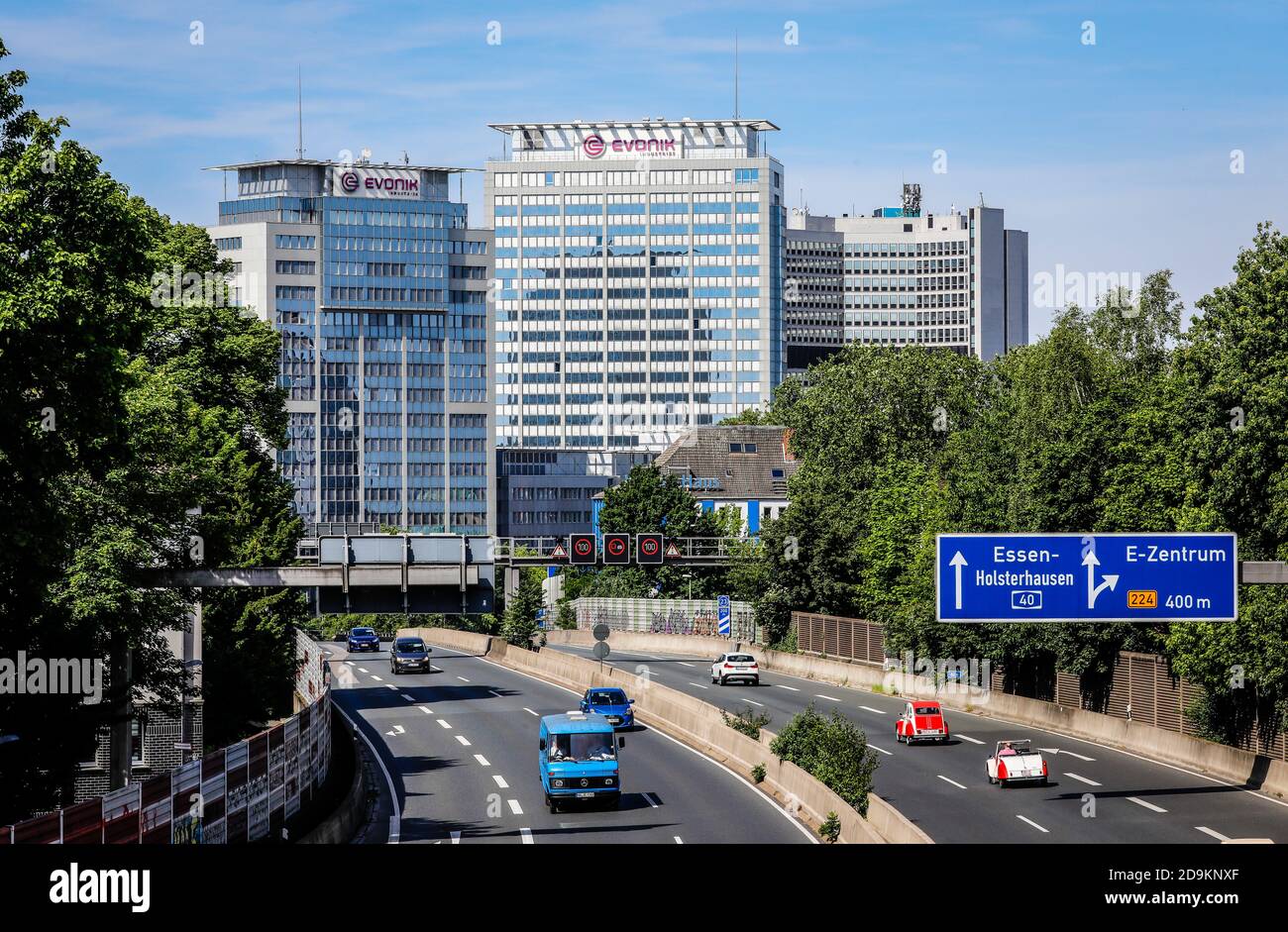 Essen, Ruhrgebiet, Nordrhein-Westfalen, Deutschland, Blick auf die Stadt mit Hauptsitz von Evonik und Autobahn A40. Stockfoto