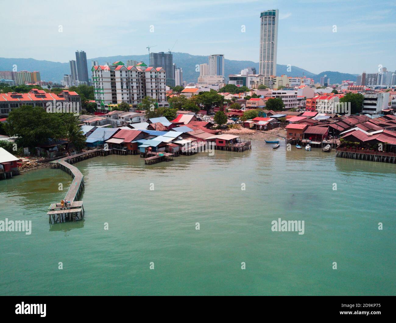 Drone Blick auf historische Häuser auf dem Wasser (Clan Stege) und moderne George Town. Die Insel Penang, Malaysia. Stockfoto