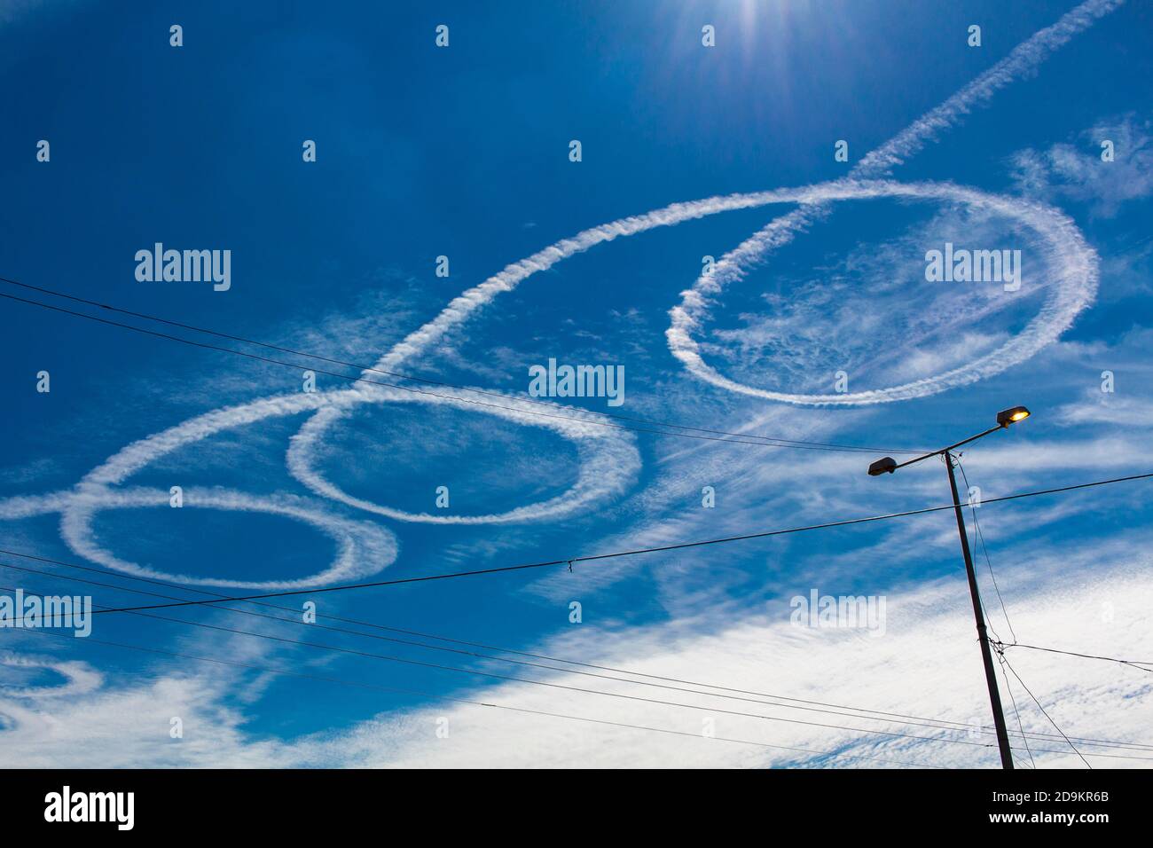 Ein israelischer Kämpfer fliegt über den Himmel des Gazastreifens Streifen Stockfoto