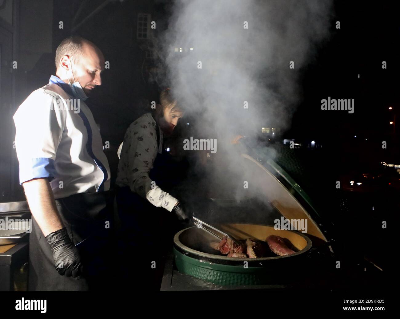 Nicht exklusiv: KIEW, UKRAINE - 5. NOVEMBER 2020 - kocht Grill Steaks während der Tage der argentinischen Fleisch Empfang von der Botschaft der Arg organisiert Stockfoto