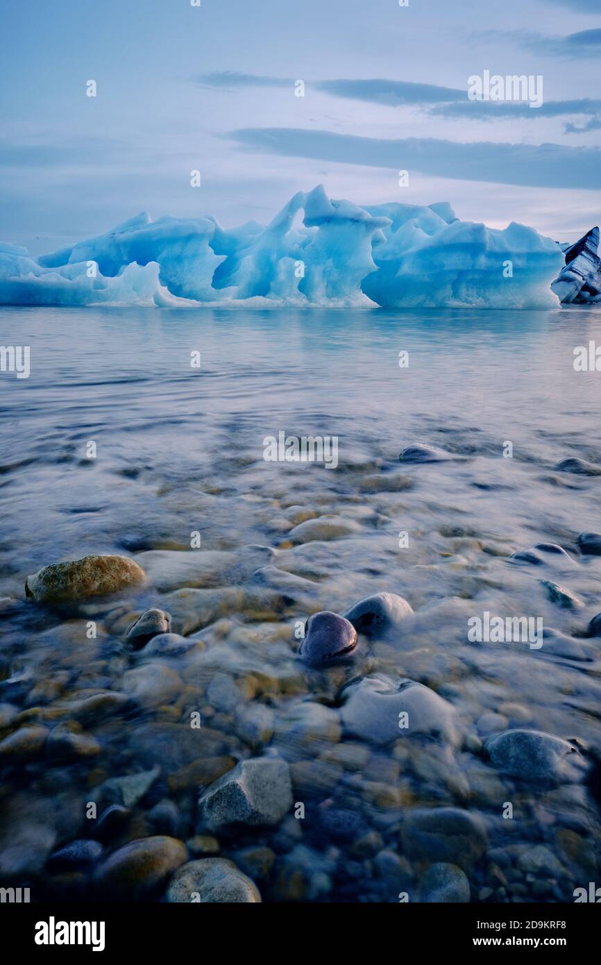 Schmelzende Eisberge in der Jokulsarlon Gletscherlagune im Süden ostisland - kalte Landschaft - Eislandschaft - Eisberg schmilzt Stockfoto