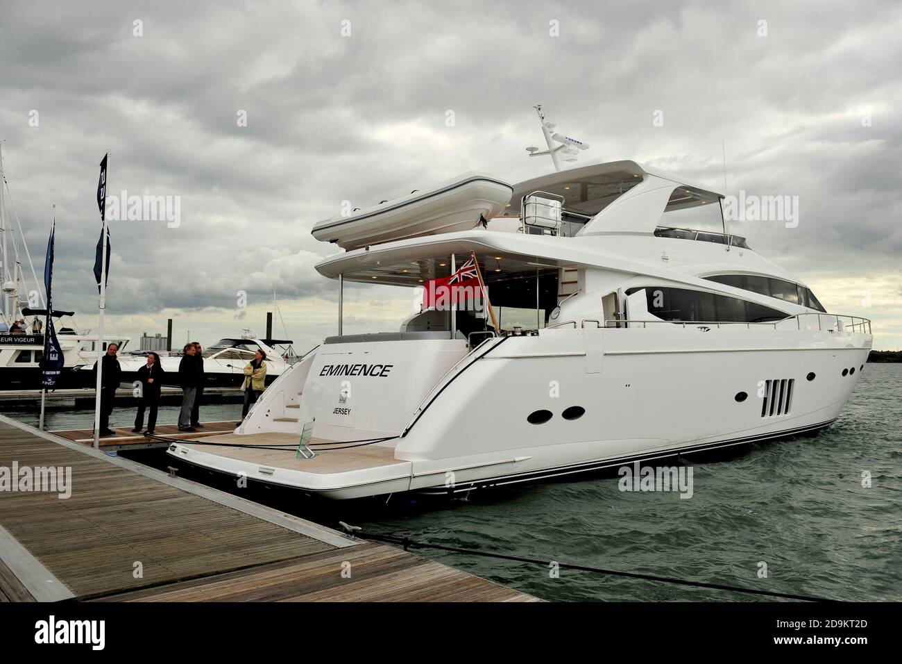 Luxuriöse super Yacht im Hafen festgemacht Stockfoto