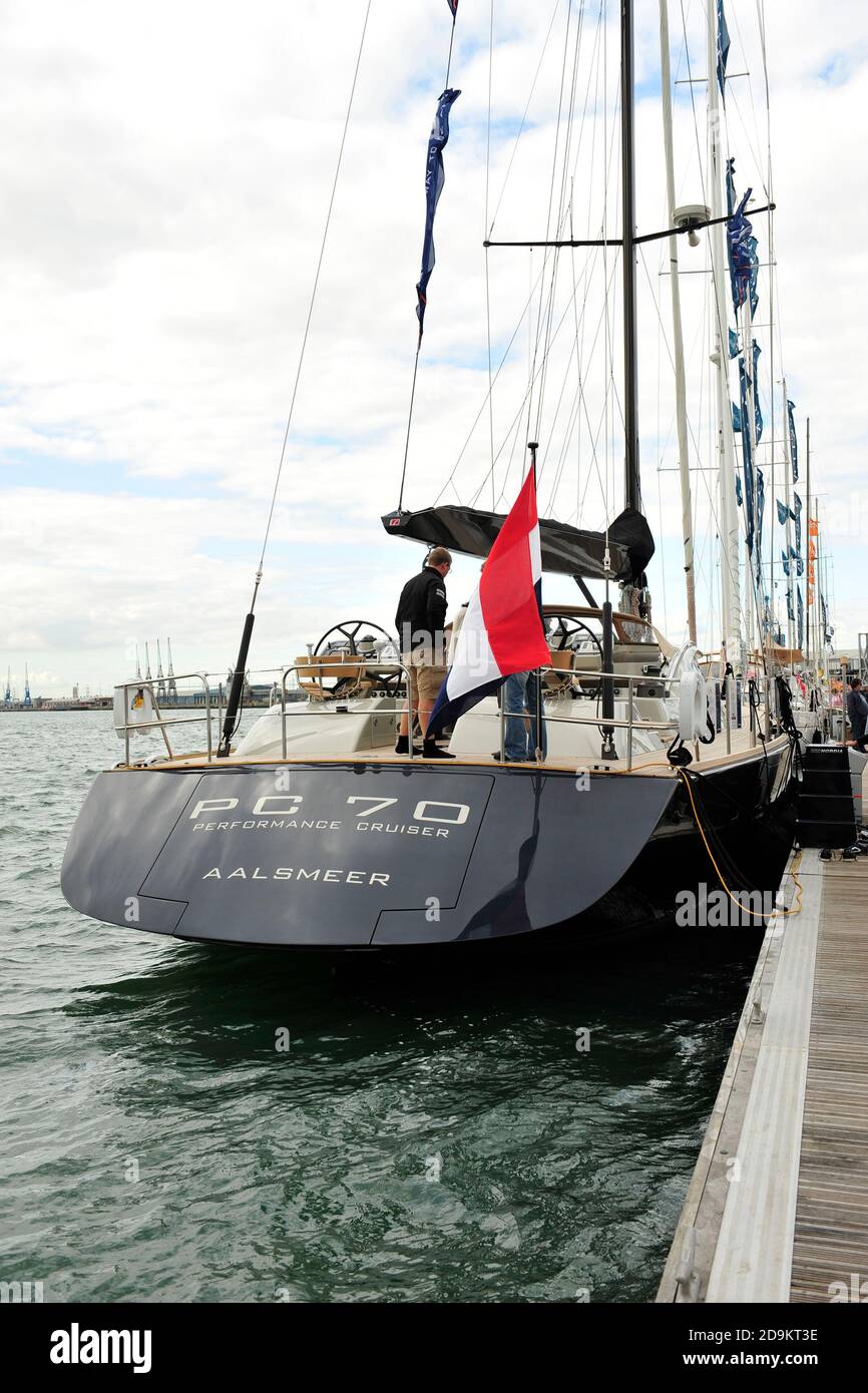 Hochleistungskreuzer, Boot, Segelyacht vertäut Stockfoto