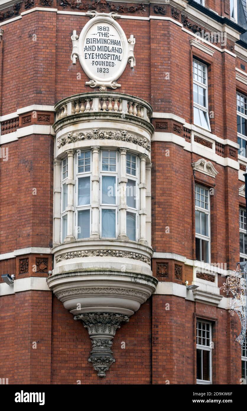 Viktorianische Plakette und Fenster auf dem ehemaligen Birmingham und Midland Eye Hospital, jetzt ein Luxushotel Du Vin, Edmund Street und Church Street, Birmingham Stockfoto