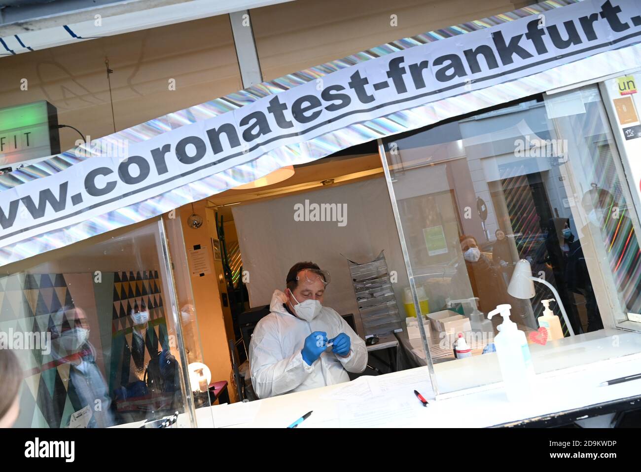 06. November 2020, Hessen, Frankfurt am Main: Der Internist Georg Siemon  sitzt in einem Kiosk im Stadtteil Bockenheim, wo er einen Corona-Schnelltest  anbietet. Die Betreiber der Trinkhalle hatten den Kiosk wegen der