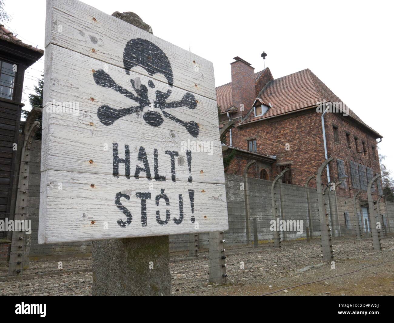 Schädel & Crossbones Halt Stop Schild am Auschwitz-Birkenau Konzentrationslager Museum, Oswiecim, Polen Stockfoto