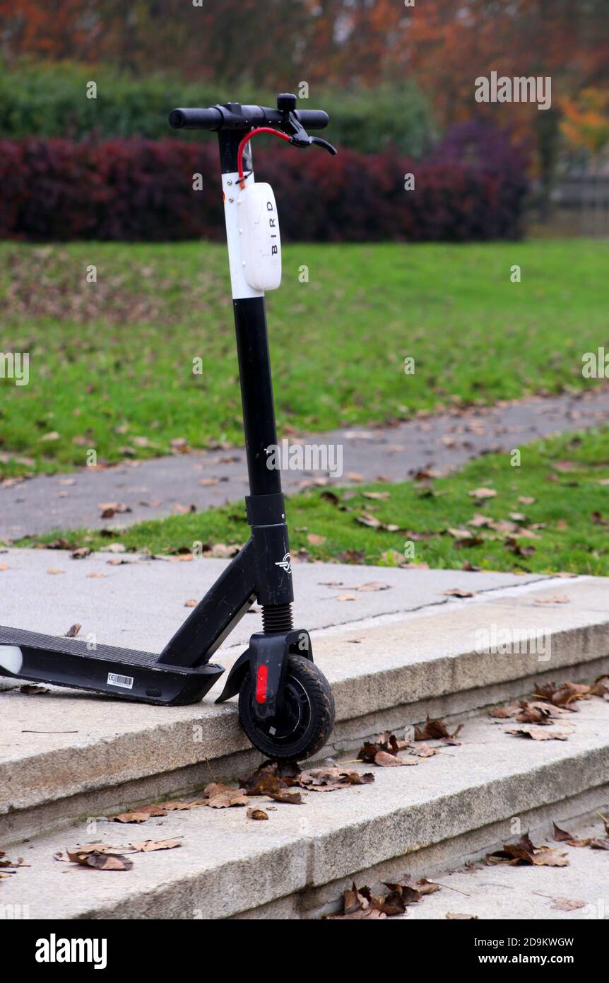 Krakau. Krakau. Polen. E-Roller auf dem Rand der Stufe geparkt, Vorderrad in der Luft hängen. Stockfoto