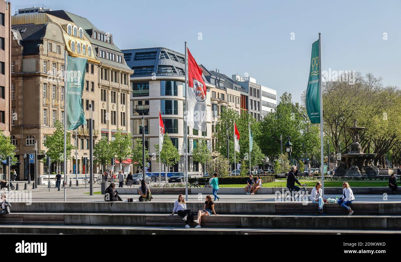 Düsseldorf, Nordrhein-Westfalen, Deutschland, Königsalle, Einkaufsstraße mit wenigen Menschen in Zeiten der Coronapandemie ohne Kontakt. Stockfoto