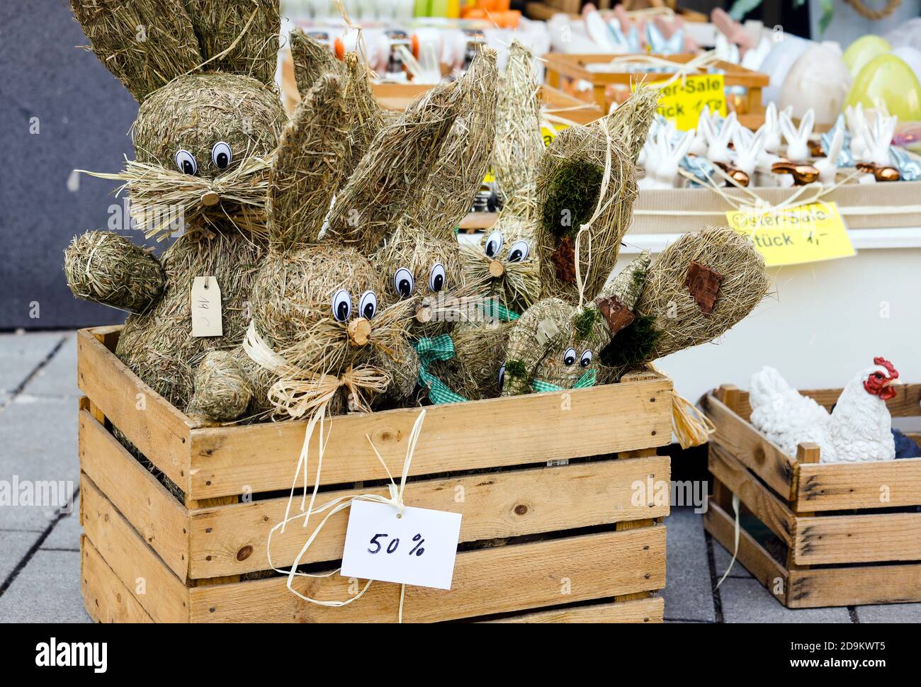 Düsseldorf, Nordrhein-Westfalen, Deutschland, dekorative Osterhasen, die zu Ostern nicht verkauft werden, auf Sonderangebot in Zeiten der Koronakrise. Stockfoto