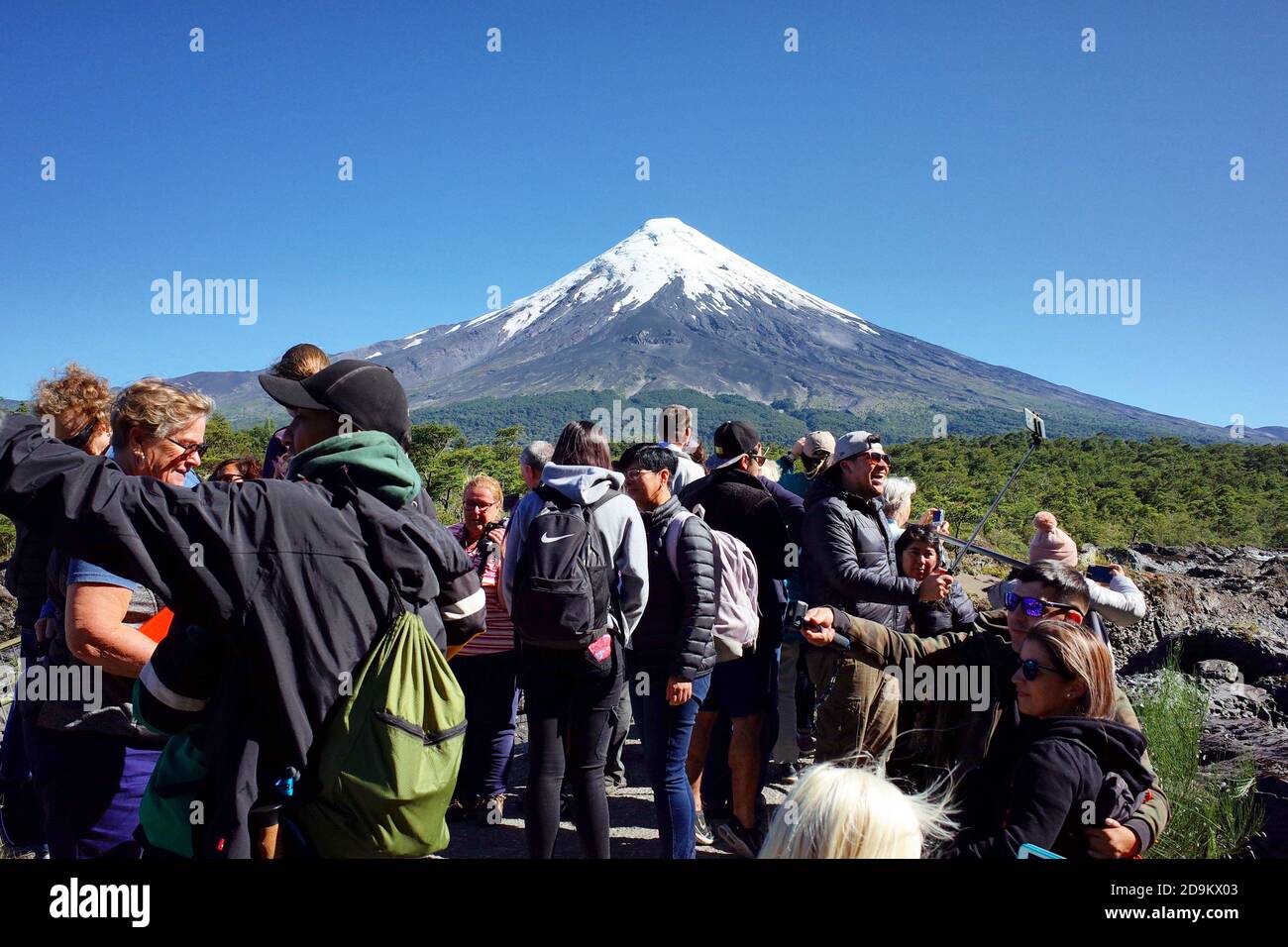 Petrohue Wasserfälle, Osorno, Chile - Februar 2020: Die Touristenmassen versammelten sich am Aussichtspunkt des Vulkans Osorno in der Nähe der Petrohue Wasserfälle Stockfoto