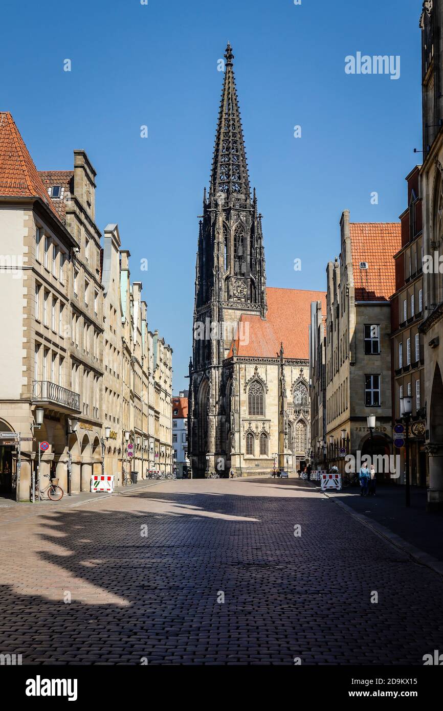 Münster, Nordrhein-Westfalen, Deutschland, Prinzipalmarkt mit Lambertikirche in Zeiten der Coronakrise ohne Kontakt. Stockfoto