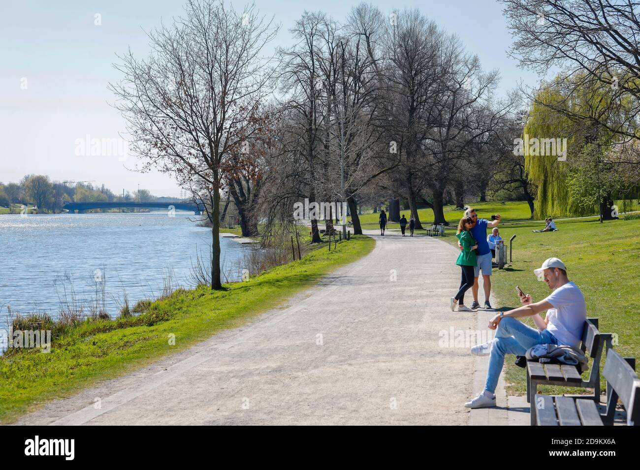Münster, Nordrhein-Westfalen, Deutschland, Freizeit am Aasee während der Coronakrise gehen junge Menschen auf dem Aasee unter Einhaltung des Kontaktverbots. Stockfoto