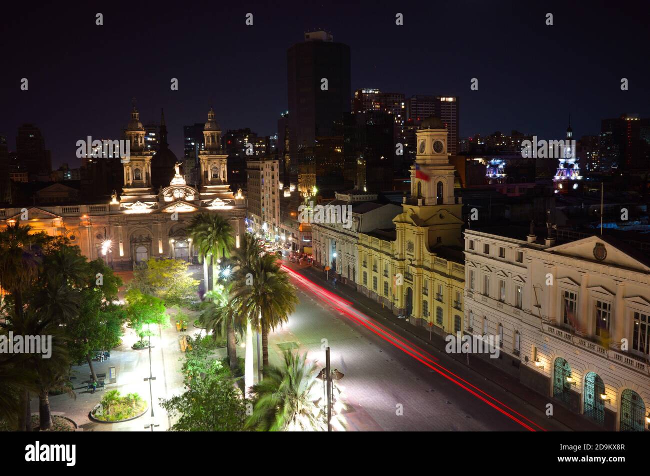 Blick auf Plaza de Armas Hauptplatz der Stadt Santiago de Chile bei Nacht. Langzeitbelichtung mit verschwommenen Autoleuchten. Kathedrale Von Santiago Stockfoto