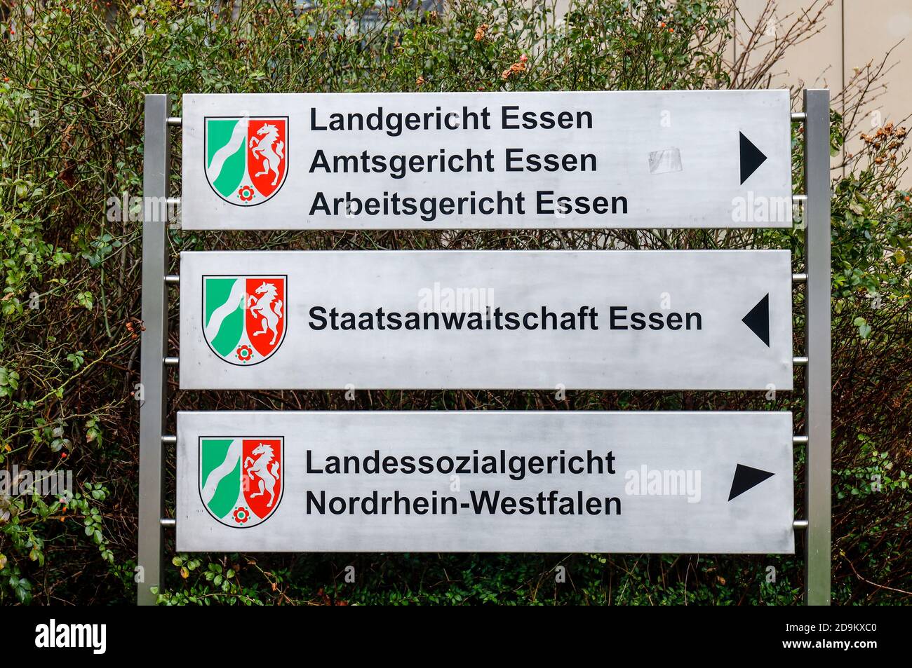 Schild vor dem Landgericht Essen, Landgericht Essen, Arbeitsgericht Essen, Staatsanwaltschaft Essen, Landessozialgericht Nordrhein-Westfalen, Ruhrgebiet, Nordrhein-Westfalen, Deutschland Stockfoto