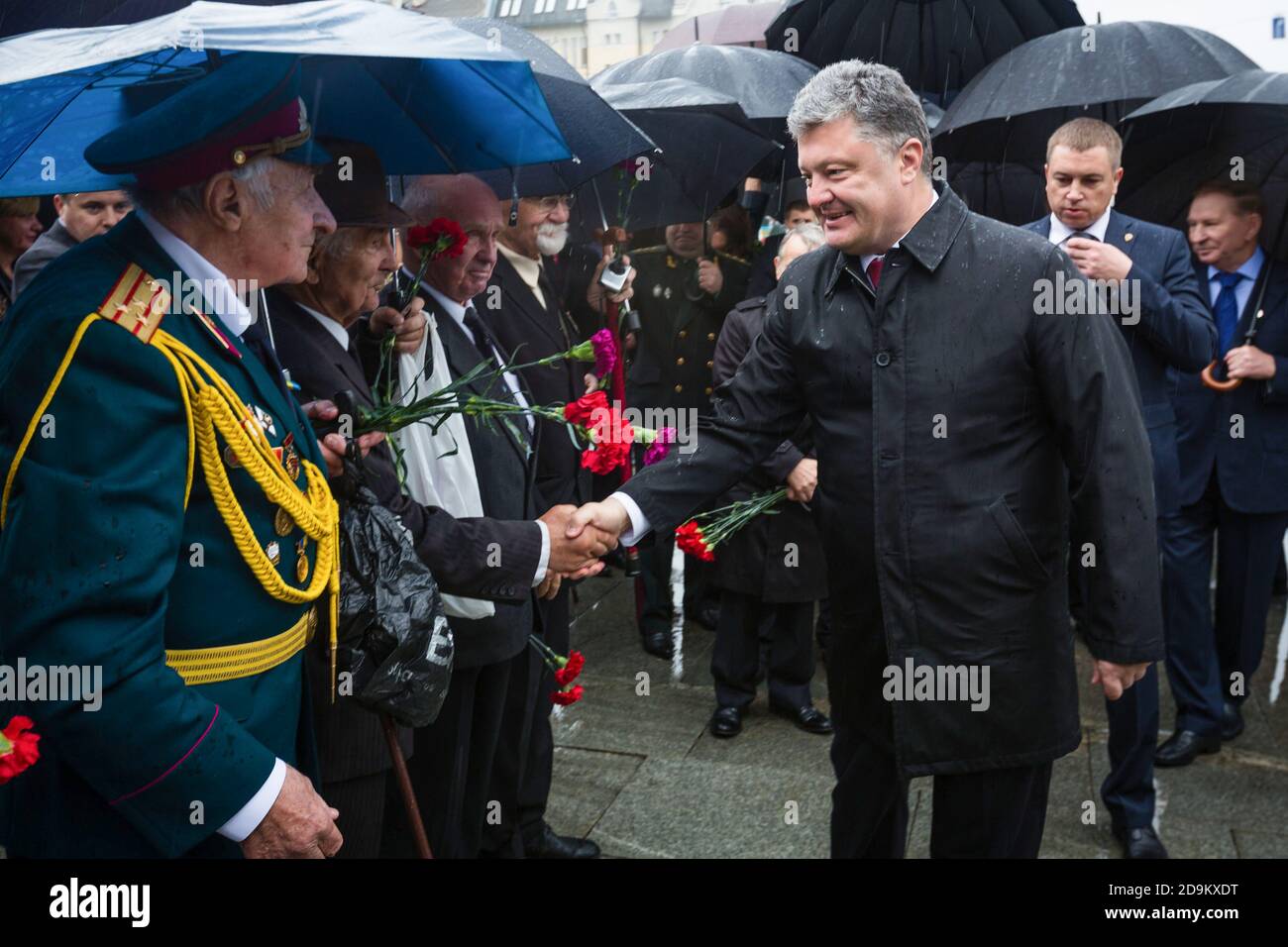 KIEW, UKRAINE - 22. Jun 2015: Präsident der Ukraine Petro Poroschenko, schüttelt die Hände mit Veteranen im Park of Glory in Kiew Stockfoto