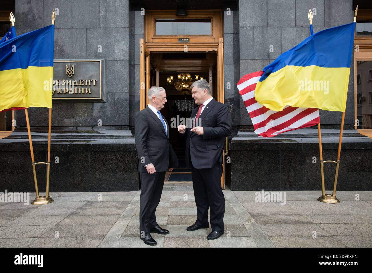 KIEW, UKRAINE - 24. August 2017: Treffen des ukrainischen Präsidenten Petro Poroschenko und des US-Verteidigungsministers James Mattis. Stockfoto