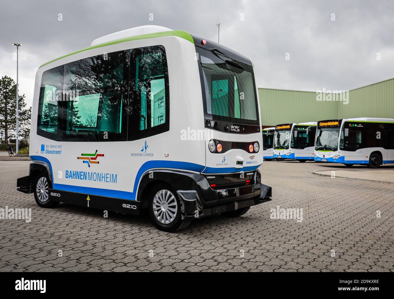 Monheim, Nordrhein-Westfalen, Deutschland, Präsentation des autonomen Elektrobusses im Liniendienst, Modell EZ10 der Firma EasyMile, auf dem Betriebshof der BSM, Eisenbahnen der Stadt Monheim. Stockfoto