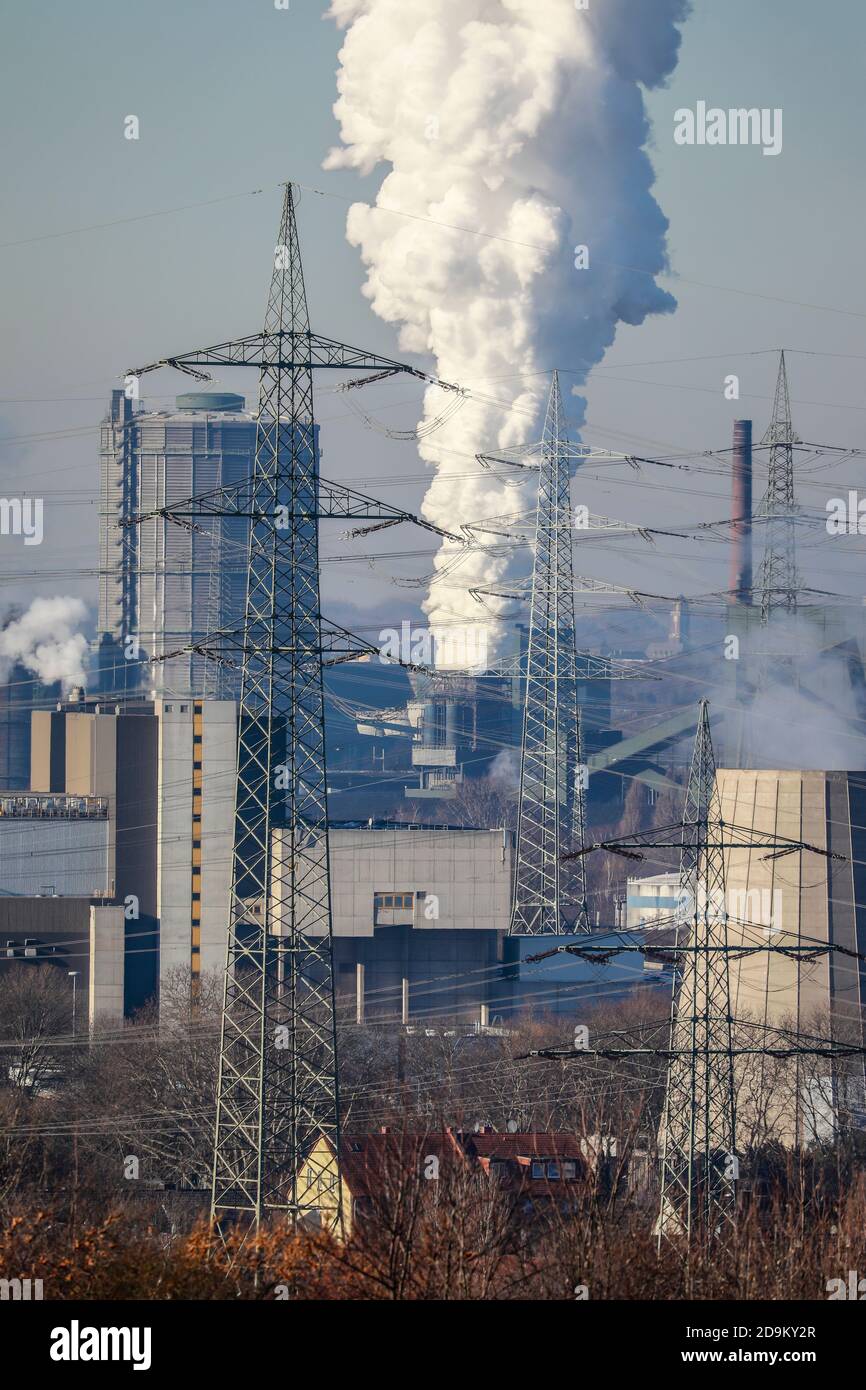 Essen, Ruhrgebiet, Nordrhein-Westfalen, Deutschland, Industrielandschaft im Ruhrgebiet, links die Müllverbrennungsanlage RWE Essen Carnap, hinten rechts die Kokerei Prosper in Bottrop, vor Wohnhäusern. Stockfoto