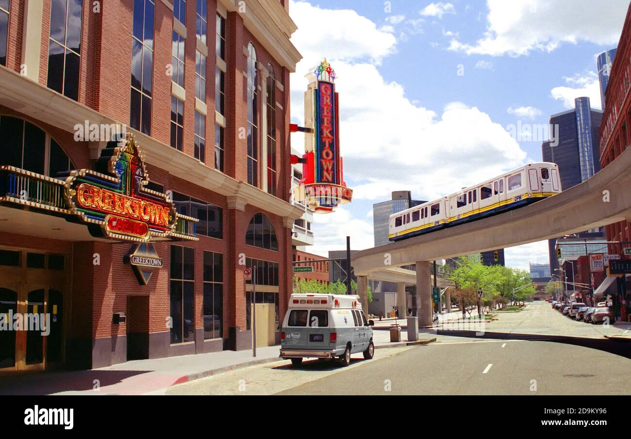 Greektown Casino mit People Mover im Hintergrund in der Innenstadt von Detroit, Michigan Stockfoto