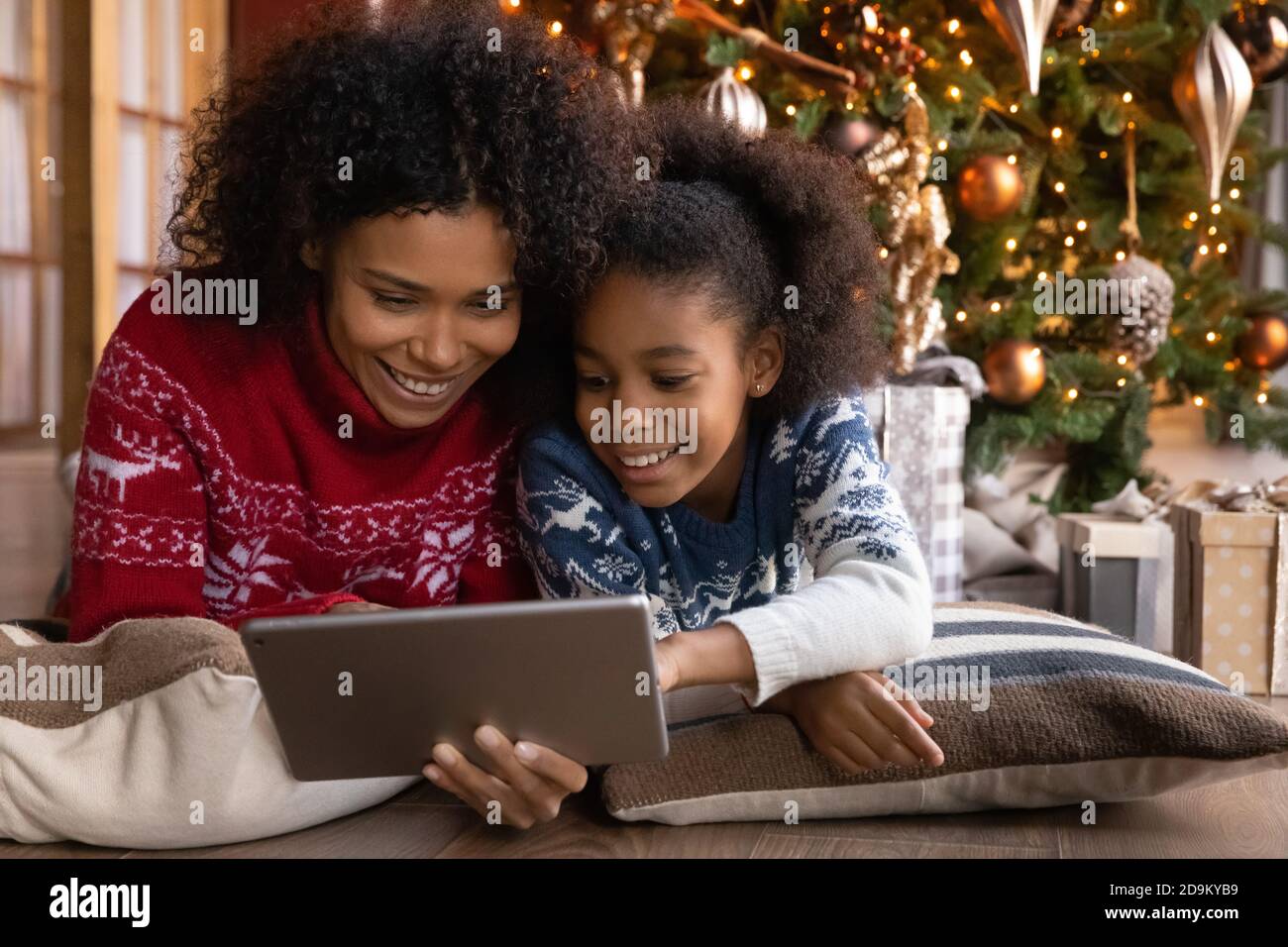 Close up glücklich afroamerikanische Frau mit Tochter mit Tablet Stockfoto