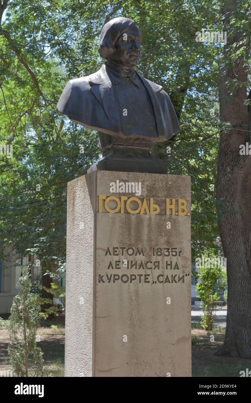 Saki, Krim, Russland - 23. Juli 2020: Das Denkmal Nikolai Wassiljewitsch Gogol im Kurpark der Stadt Saki, Krim Stockfoto