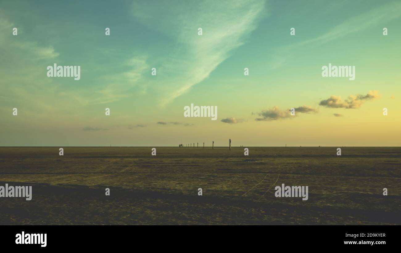 Auf dem Wattenmeer, Sonnenuntergang, stimmungsvolles Farbenspiel auf der Nordsee, Wolken und endloser Raum Stockfoto