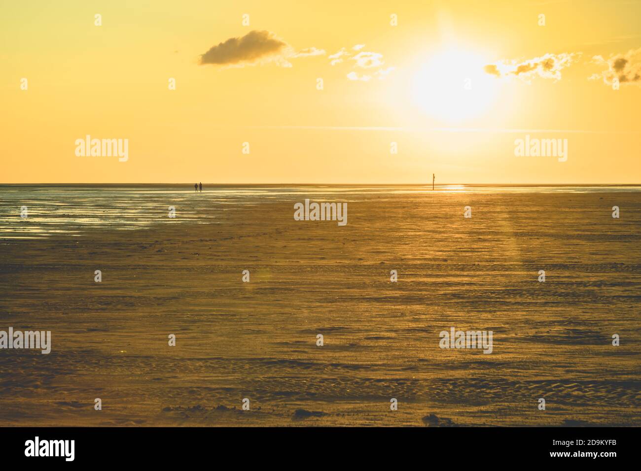 Gegen die Sonne, Sonnenuntergang, stimmungsvolles Farbenspiel auf der Nordsee im Wattenmeer, unendlicher Raum Stockfoto