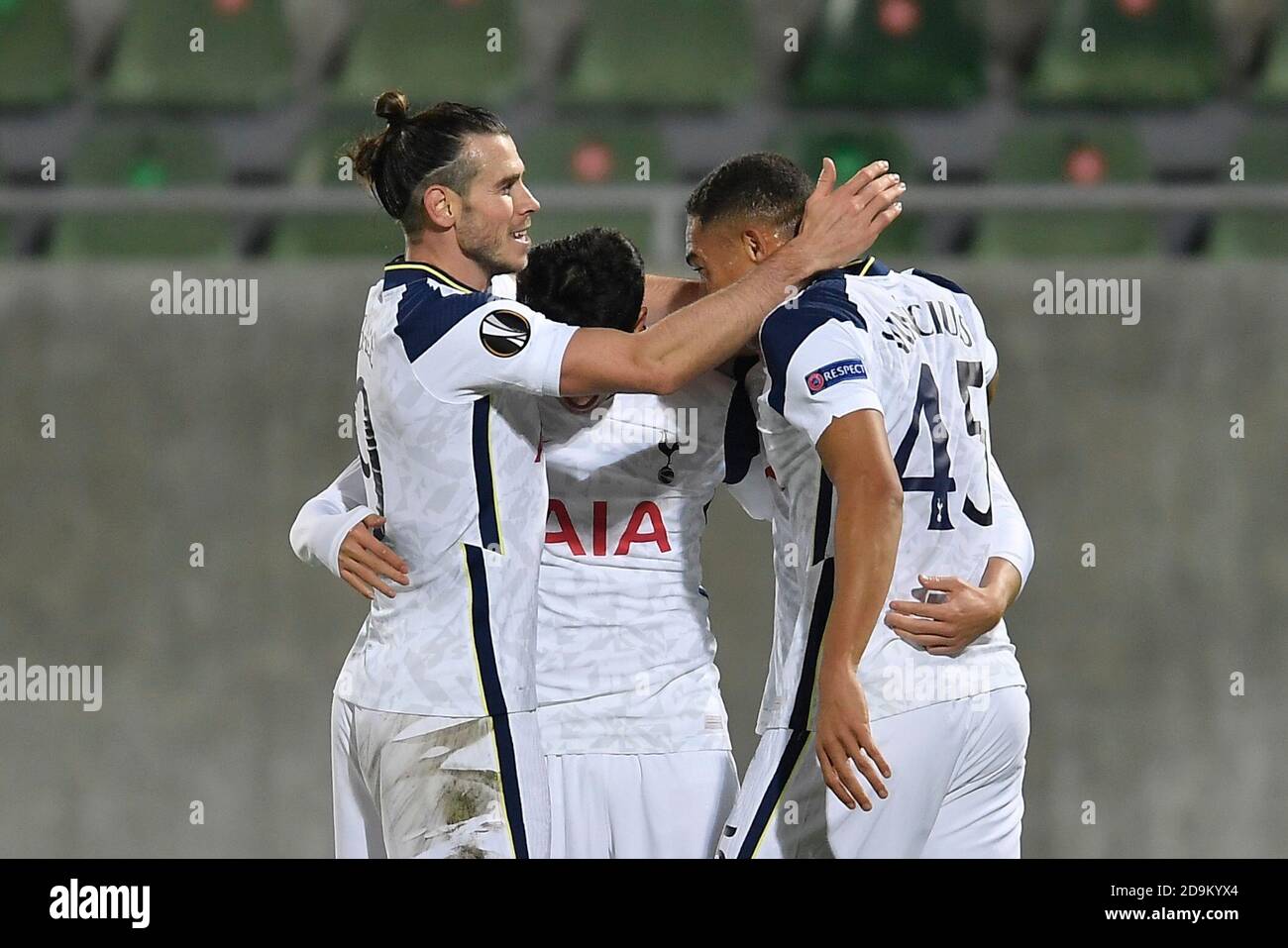 RAZGRAD, BULGARIEN - NOVEMBER 05: Gareth Bale von Tottenham Hotspur feiert mit Heung-­Min Son und Carlos Vinicius während des UEFA Europa League Gruppe J Etappenspiel zwischen PFC Ludogorets Razgrad und Tottenham Hotspur in der Ludogorets Arena am 5. November 2020 in Razgrad, Bulgarien. (Foto von Alex Nicodim/MB Media) Stockfoto