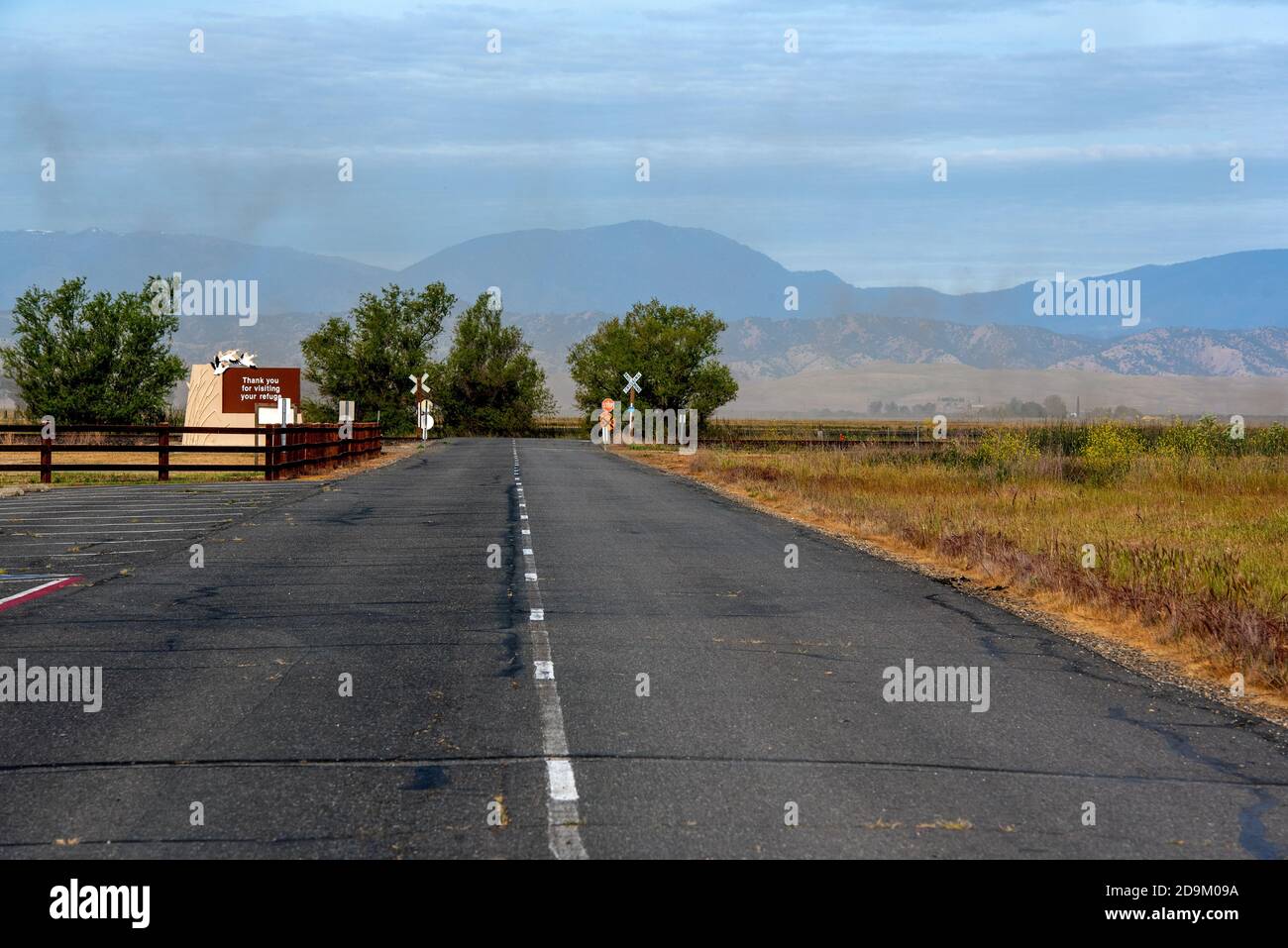 Nahe Willows, 27. April 2020. Schild an der Ausfahrt des Sacramento National Wildlife Refuge dankt Besuchern für Ihr Kommen, einschließlich der Straße und einige von Stockfoto