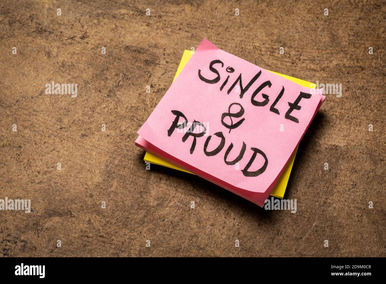 Einzelne und stolze Handschrift auf klebrigem Erinnerungszettel, ironisch, lustig, komisch, schwarzer Humor Zitat über Valentinstag Stockfoto