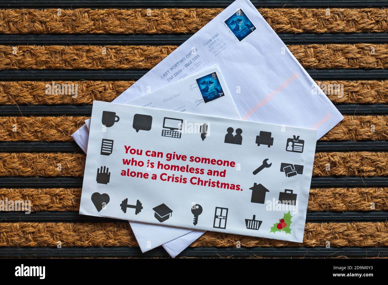 Post Mail auf Fußmatte - Wohltätigkeitsappelliert, Krise Sie können jemandem, der obdachlos ist und allein eine Krise Weihnachten Stockfoto