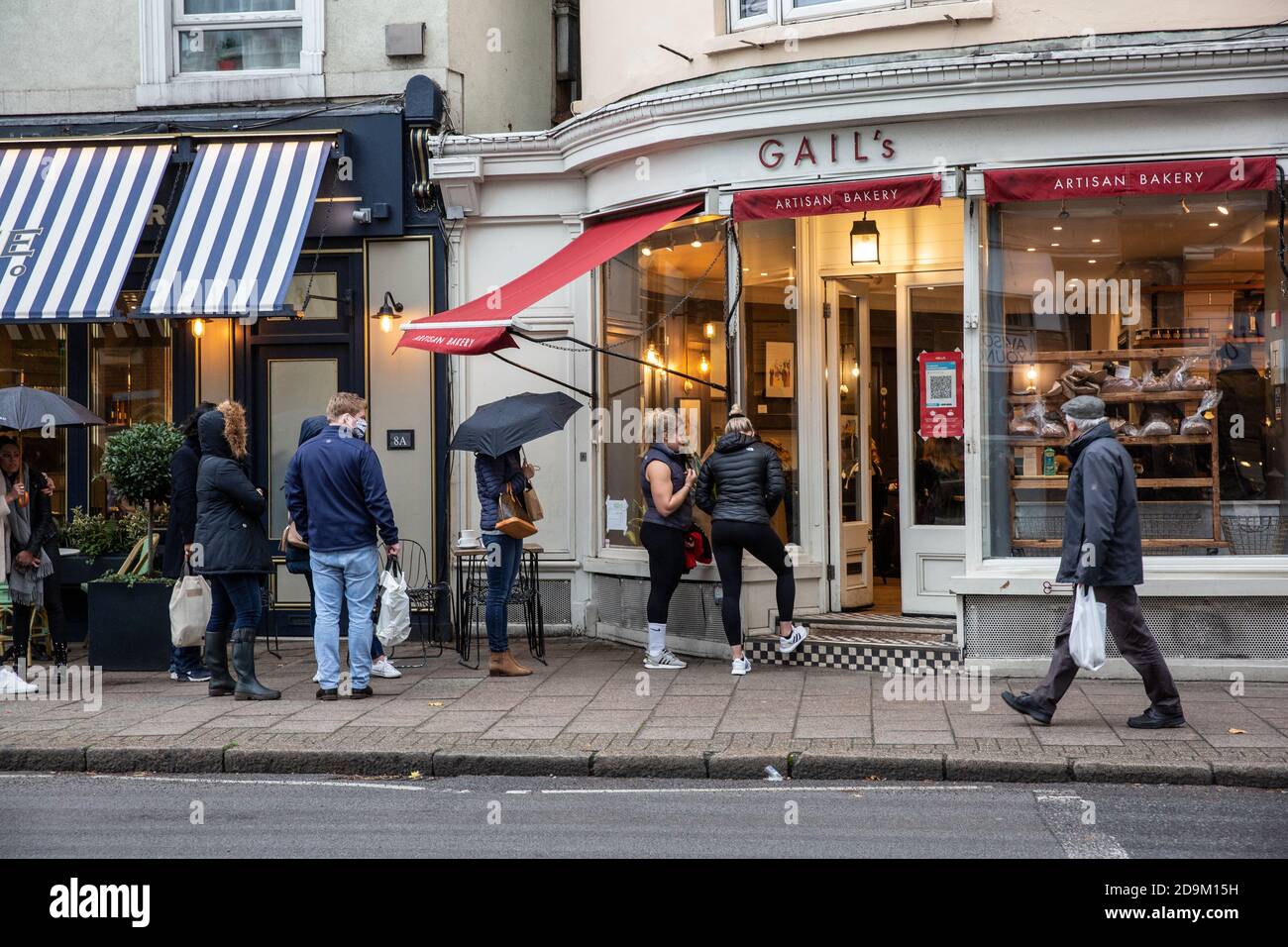 Vor Gails Bäckerei in Wimbledon Village entstehen Schlangen während des Countdowns bis zur zweiten Coronavirus-Sperre im November 2020 in England Stockfoto