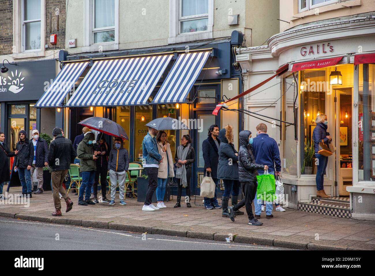 Vor Gails Bäckerei in Wimbledon Village entstehen Schlangen während des Countdowns bis zur zweiten Coronavirus-Sperre im November 2020 in England Stockfoto