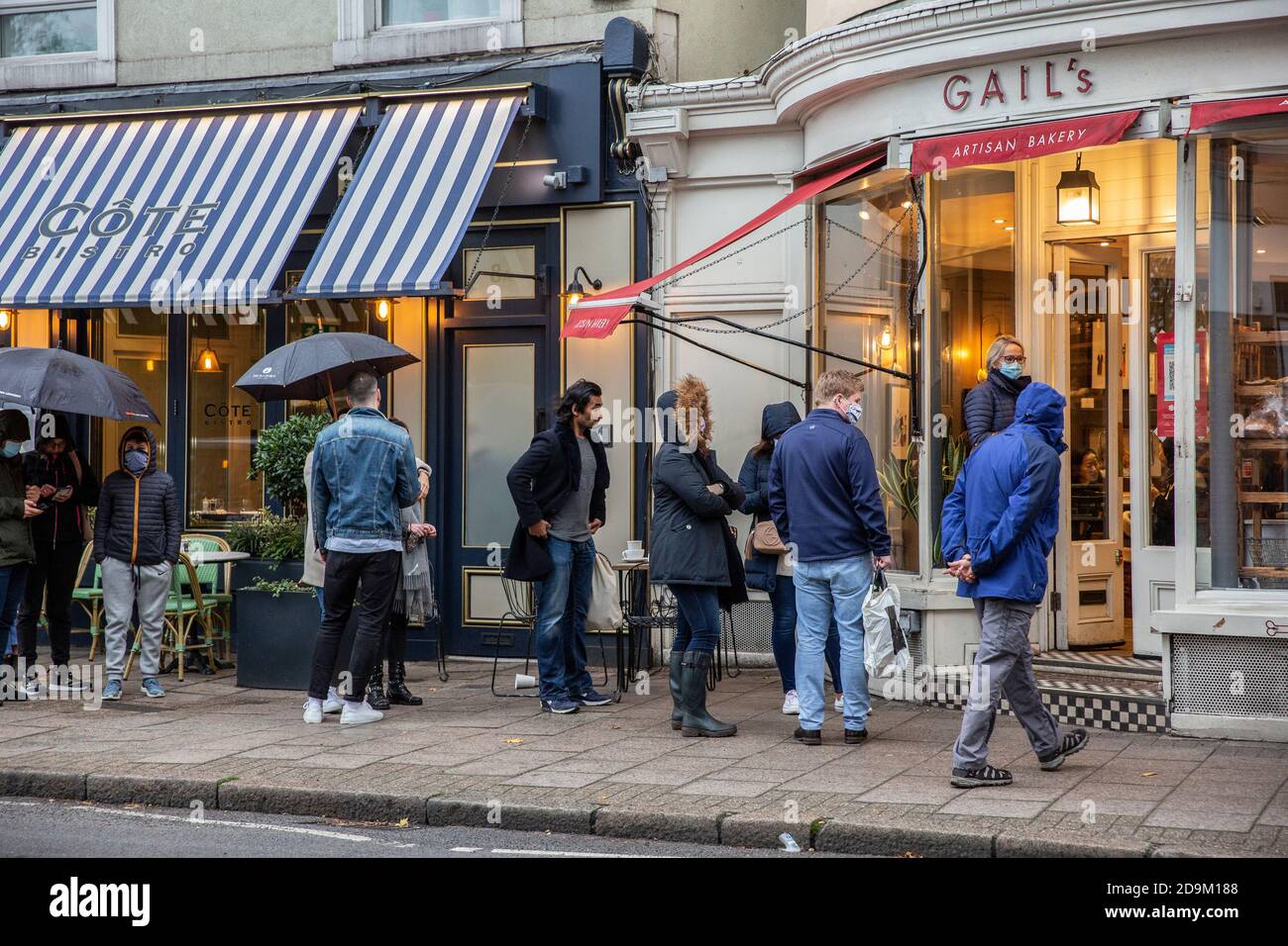 Vor Gails Bäckerei in Wimbledon Village entstehen Schlangen während des Countdowns bis zur zweiten Coronavirus-Sperre im November 2020 in England Stockfoto